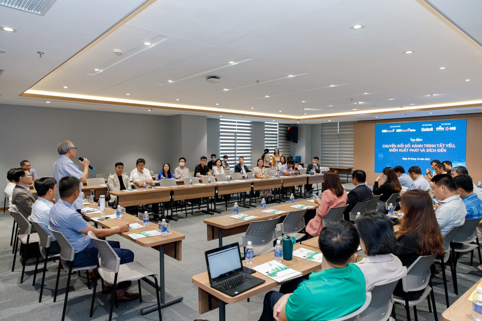 UEH Alumni tổ chức Tọa đàm “Chuyển đổi số: Hành trình tất yếu, điểm xuất phát và đích đến”, gia tăng ký kết MOU với đối tác